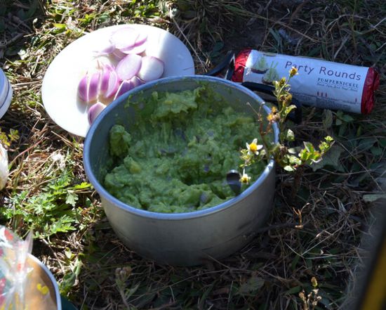 Unser feudales Mittagsmahl - Avocado und die letzten aus Deutschland mitgebrachten Pumpernickel.