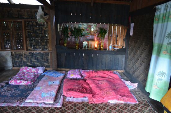 Unser Nachtlager, der häusliche Schrein im Hintergrund und die Familie schläft hinter dem Vorhang - wahre Gastfreundschaft.