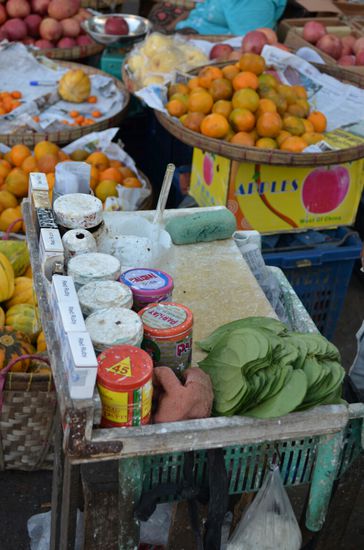 Allgegenwärtig (neben Mandarinen und anderen Früchten): die Zutaten für einen Betelnuss-Happen