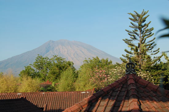 Mt. Agung - direkt bei uns hinterm Haus -der war in den 60ern dafür verantwortlich, dass die USS Liberty jetzt in 10m Tiefe vor Tulamben liegt und damals mehr als 1600 Menschen ihr Leben verloren.