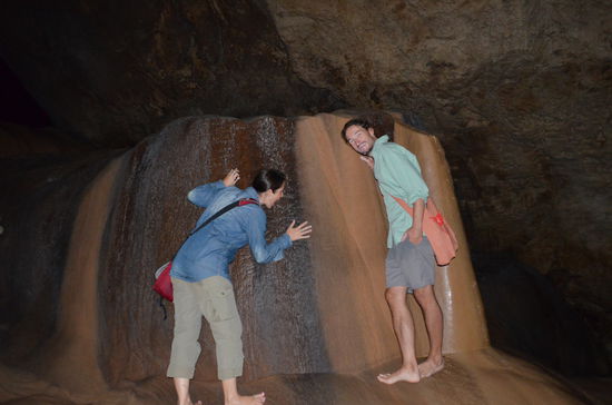 Christel muss ihn gleich versuchen, den sogenannten "Schokoladenkuchen" in der Sumaging- Höhle in Sagada.