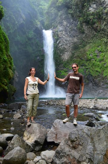 Der Tappiya-Wasserfall, idyllisch gelegen mit großem Pool zum Schwimmen; dumm nur: an Badesachen hatten wir gar nicht gedacht.