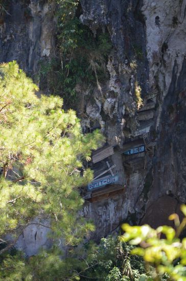 An den Wänden der Karsthoehlen haben die Bewohner des Dorfes früher ihre Toten bestattet.