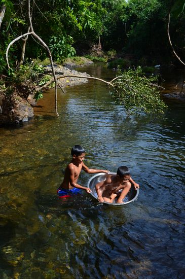 Immer am allerschoensten - das ganz alltägliche Treiben beobachten - hier haben die Kinder sehr viel Spaß beim Baden. Die Wasserbueffel 5m daneben (nicht im Bild) übrigens auch.