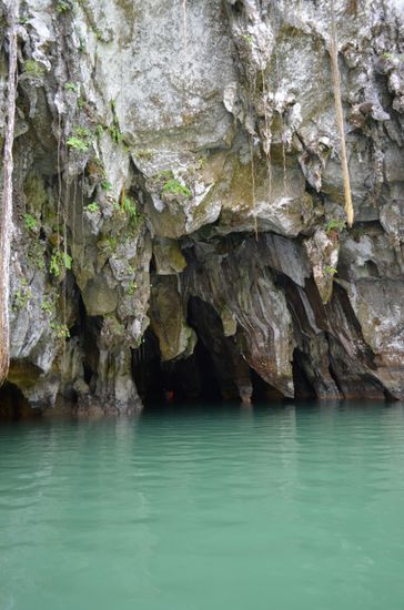 Der Eingang zum unterirdischen Fluss - da kann man wirklich mit dem Boot hinein.