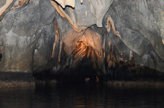 Im Innern der Höhle - Das kleine Licht am Ende ist der Scheinwerfer des Bootes vor uns.