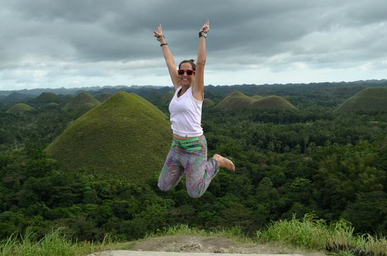 Glücklich - im 2.Versuch hat es geklappt und wir sind da, obwohl die Hügel nicht schokoladig aussehen. Egal.