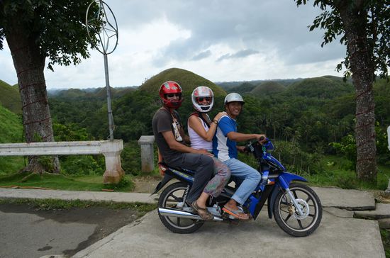 Ich hatte eh nur zur Hälfte auf dem Polster gesessen. Irgendwann stellte ich dann auch noch fest, dass mein Helm schon mal heftigst einen mitbekommen hat, wie der 20cm Riss quer rüber unschwer erkennen ließ. Aber ist ja nischt passiert.