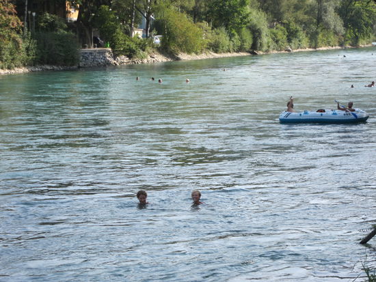 Da lassen wir uns treiben, wie das Boot hinter uns Padel braucht man nicht zumindest nicht um vorwärts zu kommen 