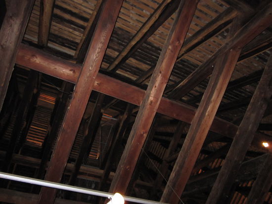 irgendwo da hinten ist ganz oben die Spitze des Daches