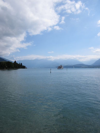 Der Thuner See mit den Alpen im Hintergrund, die man hier leider wegen den Wolken nicht erkennt