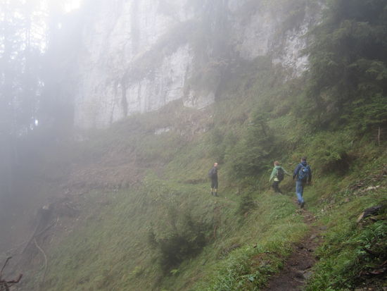 und entlang an steilen Felsen ....
