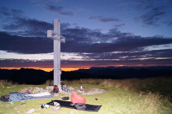 unser Gipfelschlaflager .. die Sonne geht schon langsam auf .. Raphy schläft noch *g*