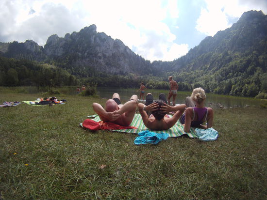wir 3 am Laudachsee mit stolzem Blick zum Katzenstein (linke Bildhälfte)
... rechts der Traunstein wird erklommen wenn ich mal groß bin 