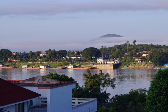 Blick vom Hotel auf den Mekong. Auf der anderen Seite ist Thailand.
