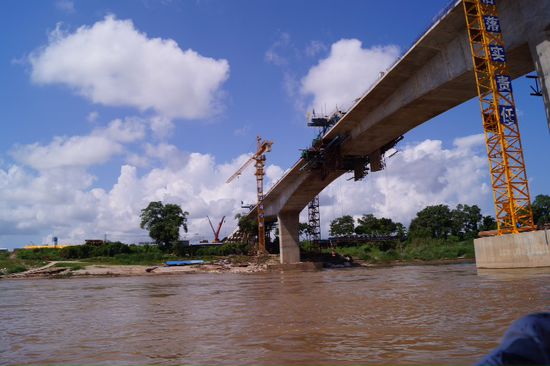 Neue Brücke über den Maekhong.