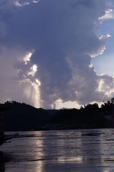 Abendliche wolkenstimmung am River