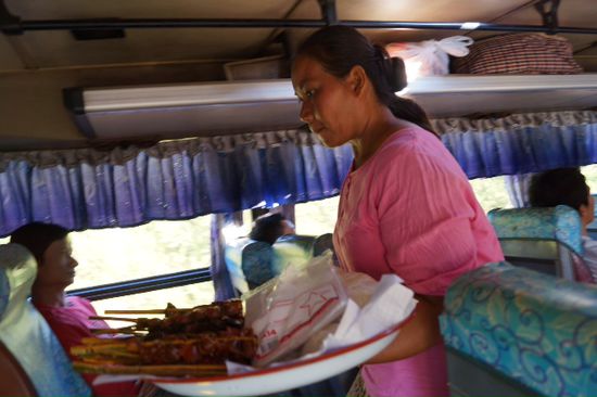 Im Autobus wird essen verkauft.