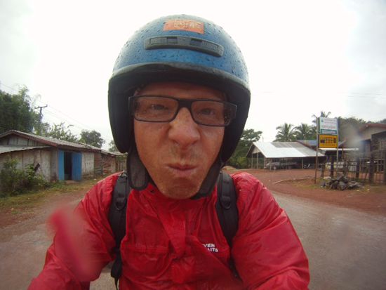 Regen in Laos ... Kein Problem ... War wie eine warme Dusche und mit dem möppi unterwegs ist man kurz drauf wieder trocken