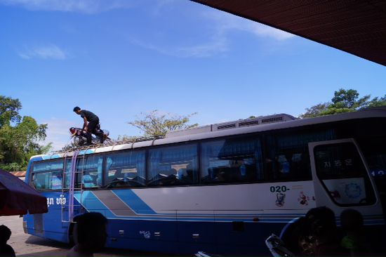 Bus nach Pakse. Mit Mopeds am Dach. Die Busse waren immer vollgestopft und sogar am Gang saßen Leute auf Plastikhockern.