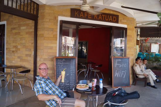 Frühstück im sehr westlichen Café Katuad