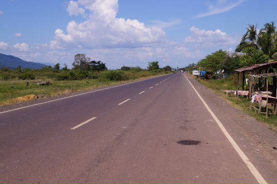 Nagelneue Straße zum Wat Phou