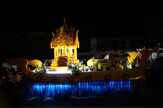 Drachenbott Miniatur mit minitempel und Buddha.