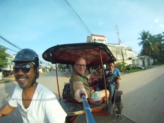 Am Tuk Tuk mit Driver Sam, Polly, Jerry und mir
hier werden die Kutschen von den Motorbikes gezogen ... anders als in Thailand und Laos