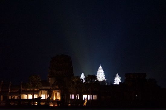 Die Tuerme des Wat Angkor werden nachts eindrucksvoll beleuchtet