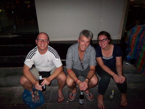 Chris, Amie (Aussteiger aus Texas) und ich (mit den neuen Flipflops)