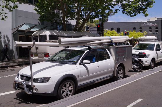 das Bild habe ich extra fuer Harri (Installateur) und Marion gemacht ... haben mir einen Schutzengel fuers Halsband geschenkt ... ist der Dienstwagen eines australischen Wasserinstallateurs ... sehr kniffeliges Gefaehrt