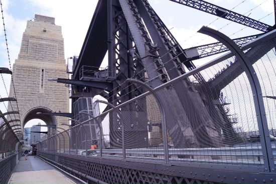 zu Fuss ueber die Harbour Bridge ... Eintritt auf die Tuerme 11AD ... hab ich mir gespart und dafuer was zur Staerkung gekauft