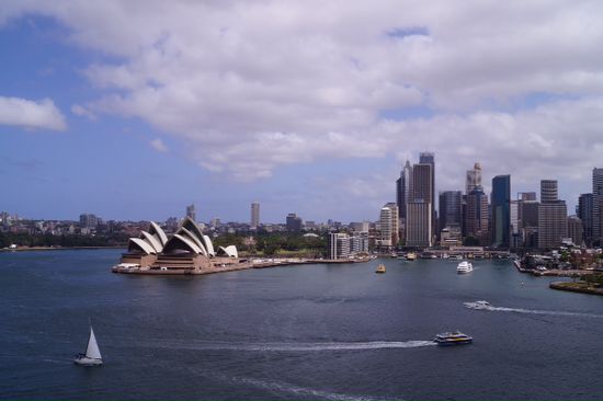 Blick von der Harbour Bridge aufs Opernhaus und den Hafen