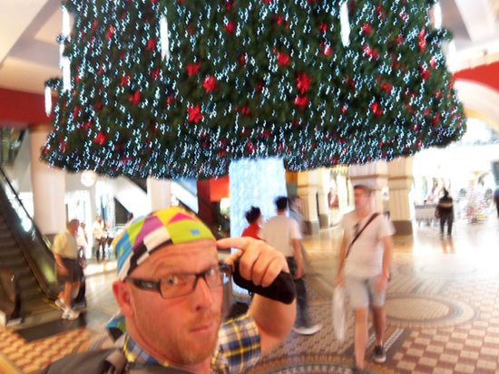 Einkaufszentrum ... die OZ-ler sind ganau so verrueckt wie wir ... is nur halt etwas waermer in der Weihnachtszeit
