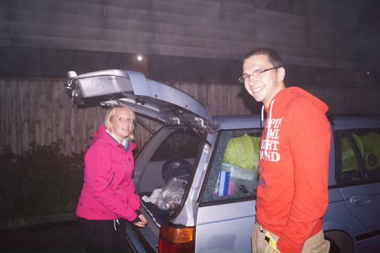 Bernadette und Martin mit ihrem Ford Falcon