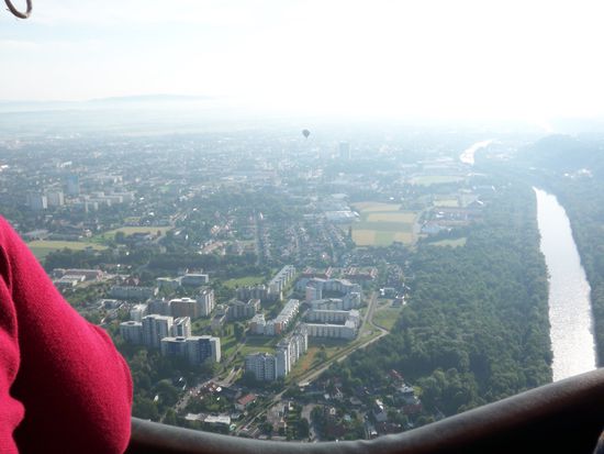 Wels vom Heißluftballon aus. Rechts die Traun.