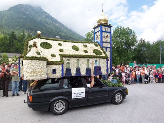 Kirche aus Narzissen