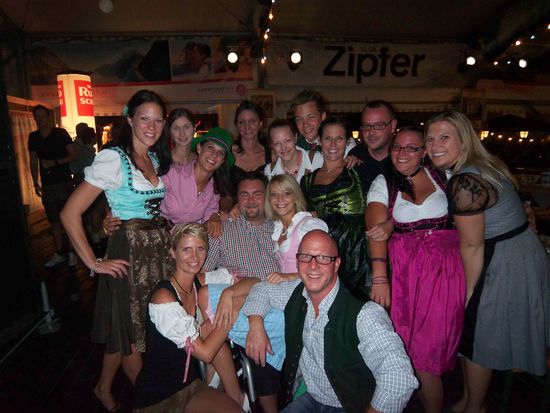 das wichtigste zum Schluss --&gt; Österreichische Ureinwohner in ihren traditionellen Gewändern.
Meine Kumpels !! 
(ein paar fehlen da noch)