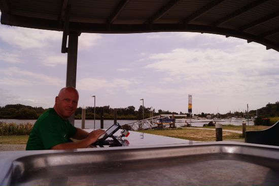 Hier sitz ich also und schreibe endlich meinen Bericht in einer BBQ Huette am Pier in Yamba ... GREEZ AUS OZ ... bussl