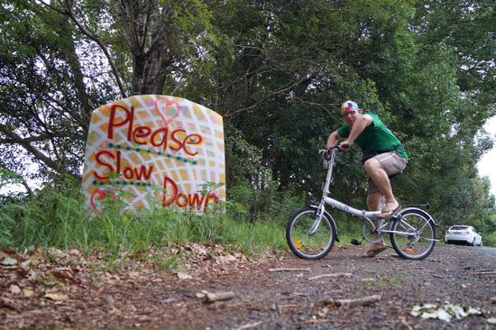 Und hier deas erste Foto mit meinem " neuen Klappfahrrad "
Links ein Verkehrszeichen. Sogar auf den parkverbotschildern waren Blümchen. Haha
Das Foto wurde aber wieder verschluckt