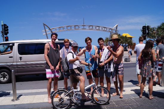 Paar feierlustige Schoolies
