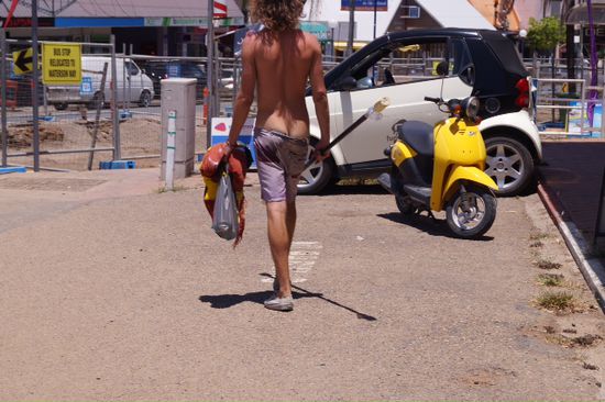 Strassenkunstler an der Baustelle in airlie Beach ... Am liebsten wär ich hin und hätt ihm meine Hosenträger die ich nicht brauche geschenkt .... Hatte ich aber leider nicht dabei