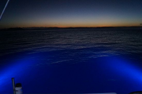 Sunset und schön blau beleuchtetes Wasser am Heck.