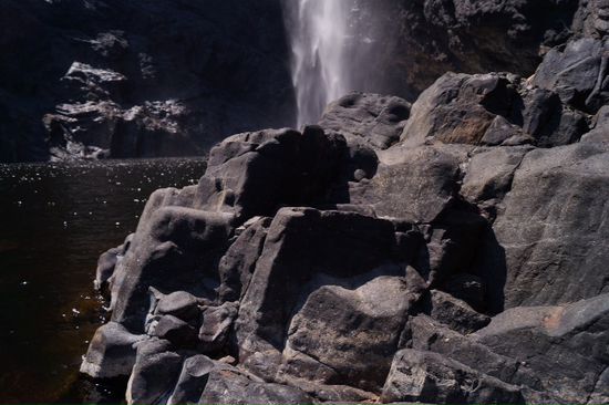 Lavagestein im wasserfallkrater