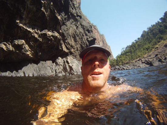 Schwimmen mit der gopro im Wasserfall. Herrlich kalt.