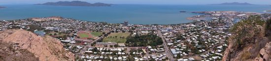 Aussichtsberg in townsville ... Hinten sieht man magnetic Island.