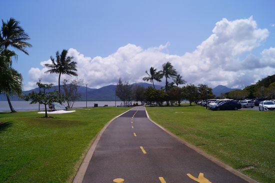 Radweg in Cairns. ... Die nehmen schon recht genau.