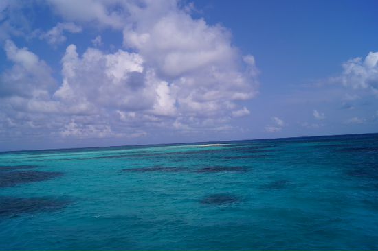 Das Great Barrier Reef. ... Ok ... Nur ein kleiner Teil davon mit einer einsamen sandinsel. Ohne Palme. ... Das wär mir hier doch etwas zu sonnig um hier zu leben. Haha
