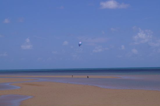 Kitesurfer bei Ebbe. Super Spot . Stellenweise kommt Wasser in kleinen " Flussarmen " über den Strand . Hier kann man wie auf einem parcours kiten.