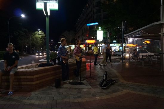 Ziemlich miese boygroup bei live Musik machen in Cairns.
Hab aber trotzdem ein Foto geschossen. Das hat sie gefreut und danach Hab ich noch ein paar Minuten zugehört und meine Ohren gequält.
Chch